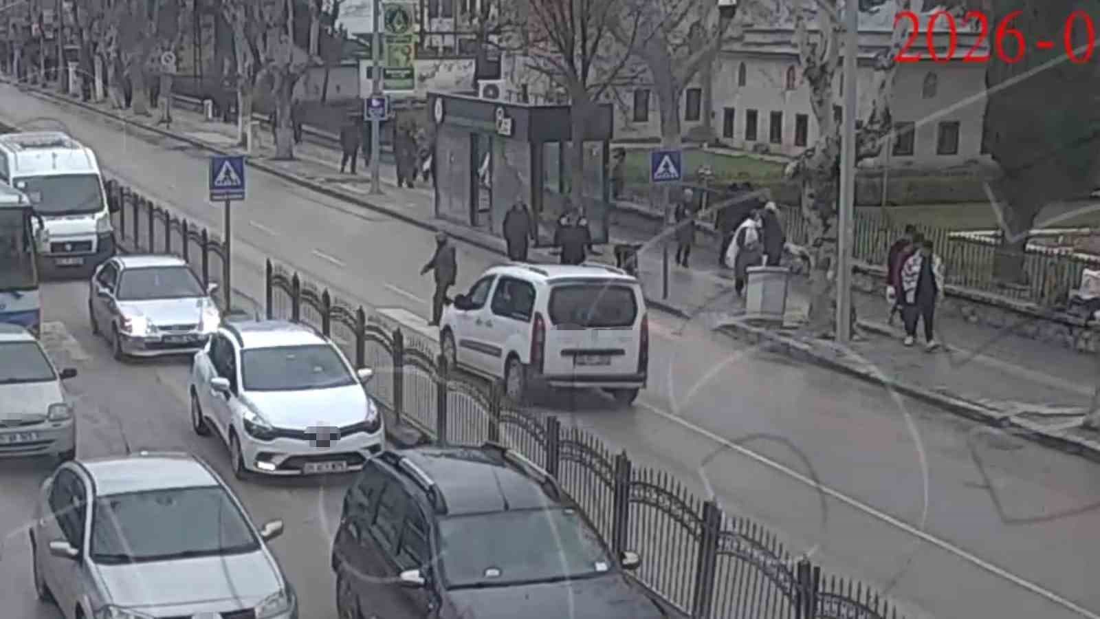 Yaya geçidinde kaza: Araç çarptı, adam şans eseri kurtuldu