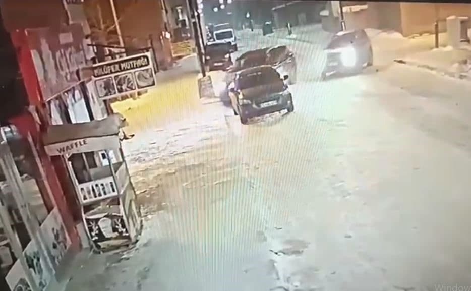 Ardahan'da Kontrolden Çıkan Otomobil İş Yerine Girdi