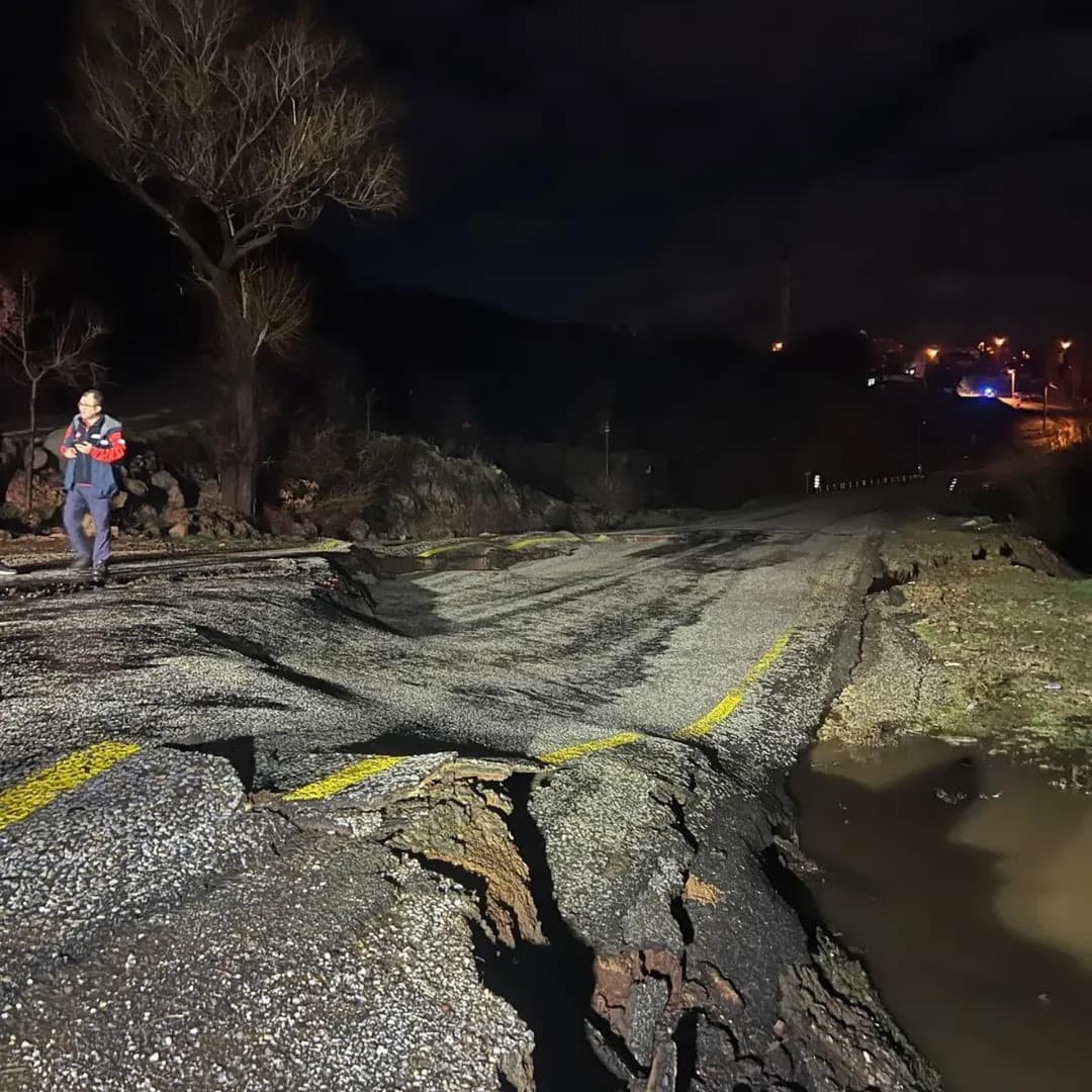 Yoğun Yağış Sonrası Köy Yolunda Çökme Olayı