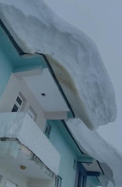 Ovacık'ta Binaların Çatılarında Sarkan Kar Kütleleri Dikkat Çekti