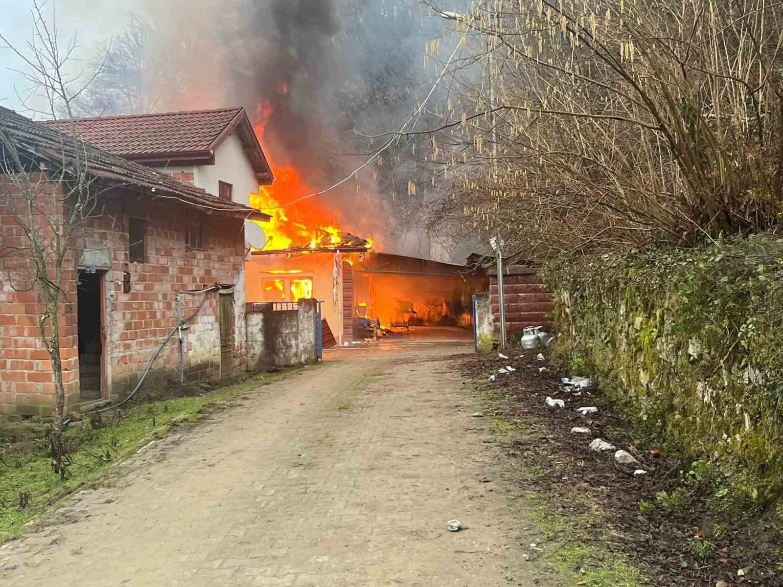 Bartın'da Yangın: Ahşap Ev Kullanılamaz Hale Geldi