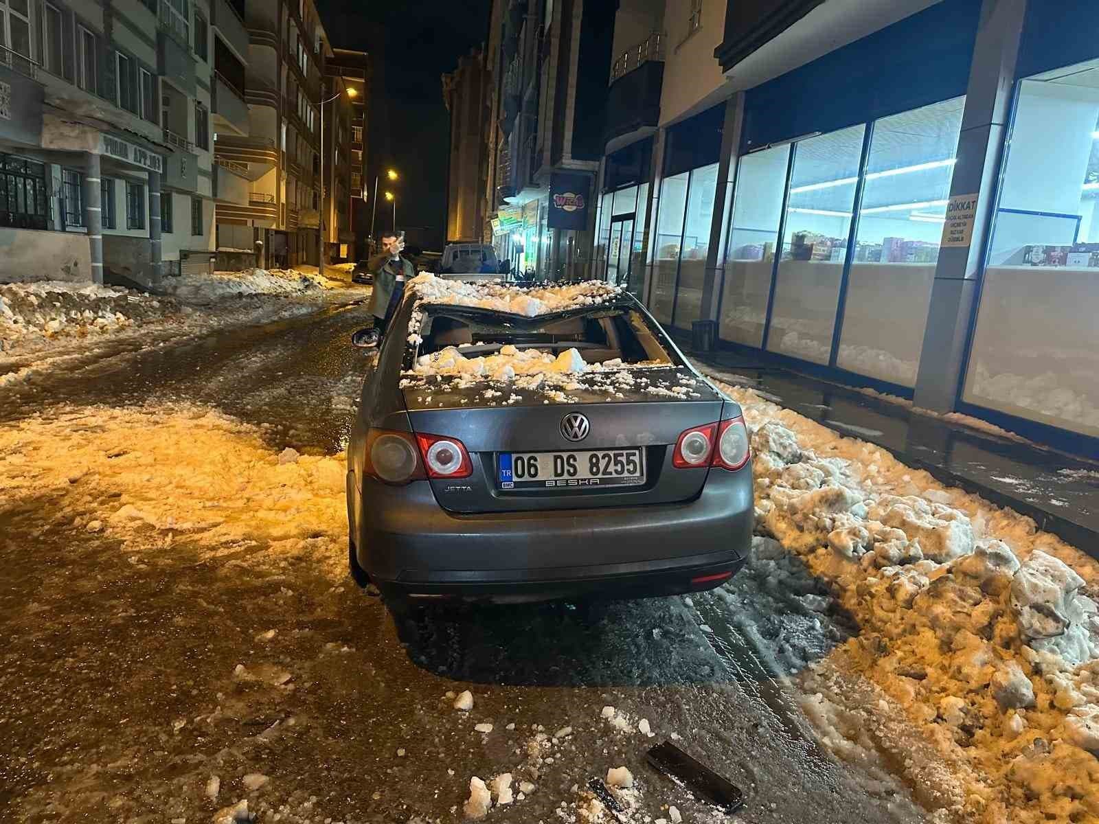 Ağrı'da çatıdan düşen kar ve buz kütlesi bir araca çarptı