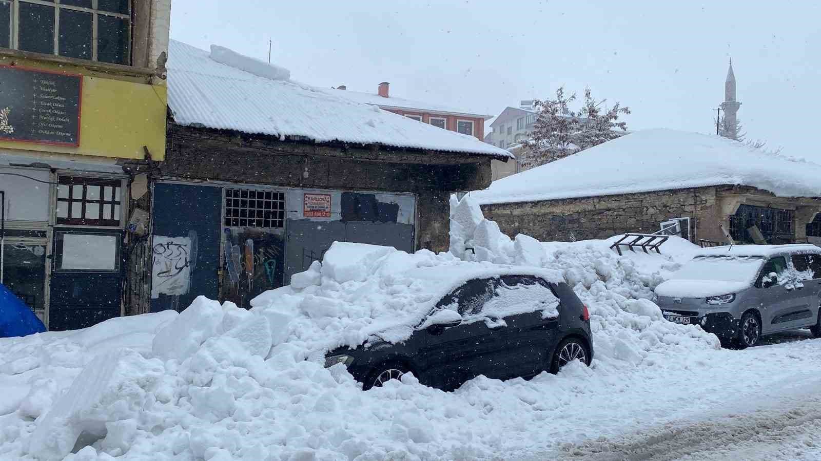 Çatıdan Düşen Kar Kütlesi Park Halindeki Araca Zarar Verdi
