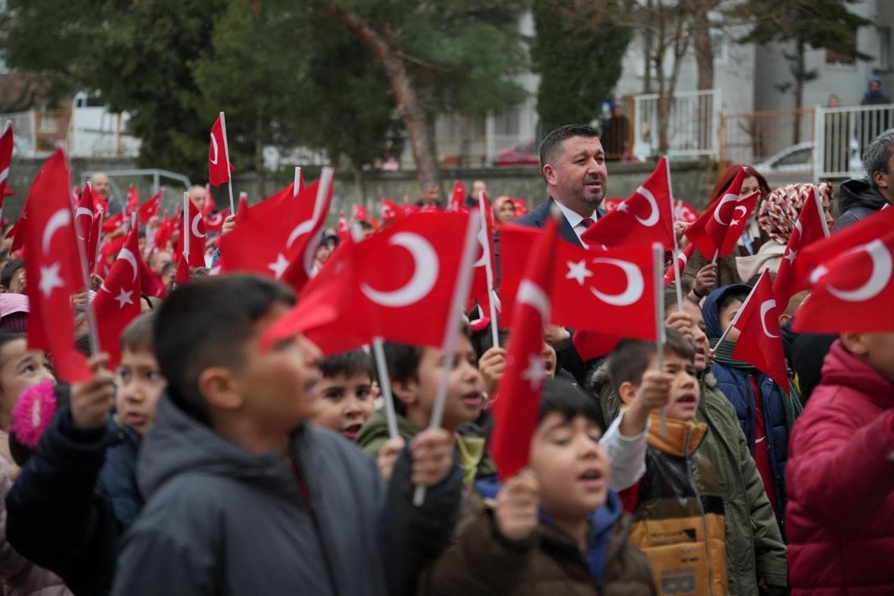 Isparta'da İkinci Dönemin İlk Dersi Bayrak Sevgisi Temasıyla Yapıldı
