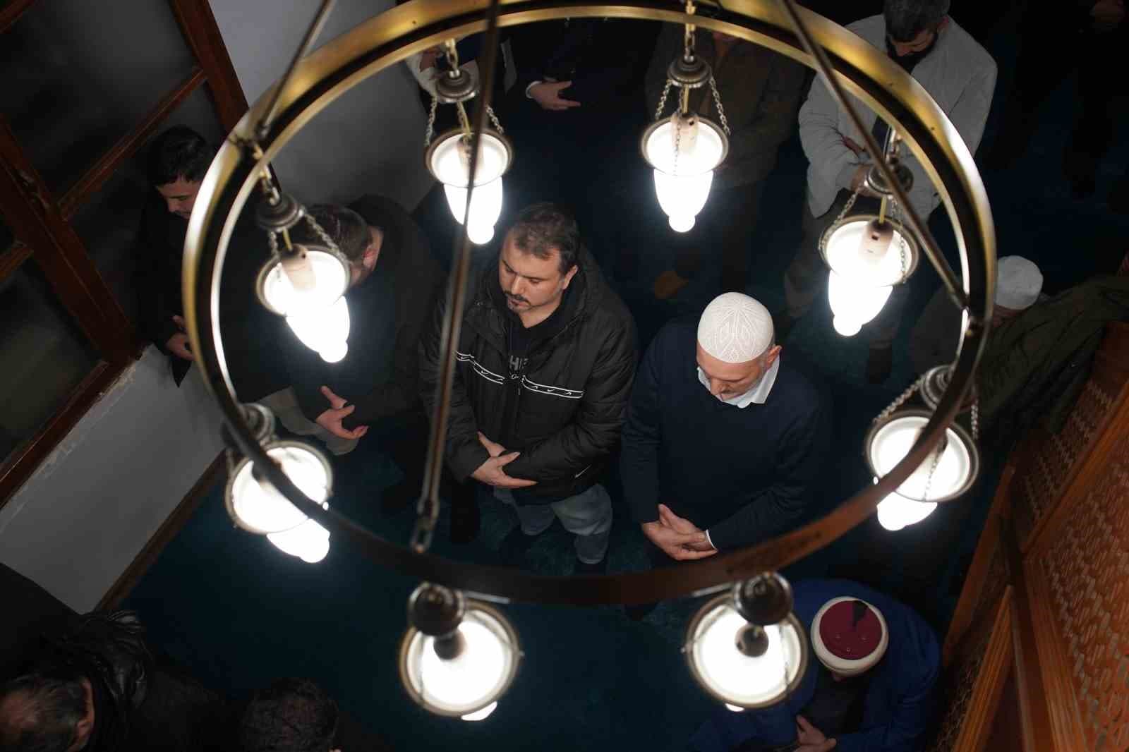 Sakarya'da Berat Kandili'nde Camiler Dolu