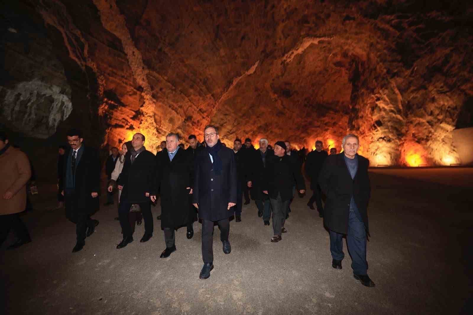 Kasapoğlu, Tuzluca Tuz Mağaraları'nı Ziyaret Etti: 'Görmeden Geçmeyin'