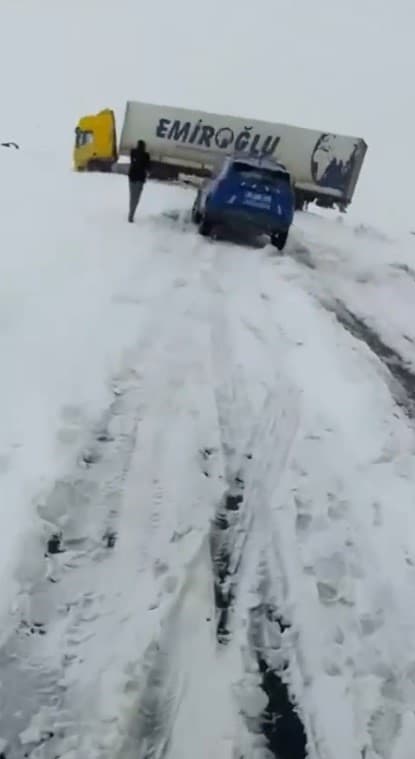 Kars'ta Tır Kazası Yol Ulaşımını Engelledi