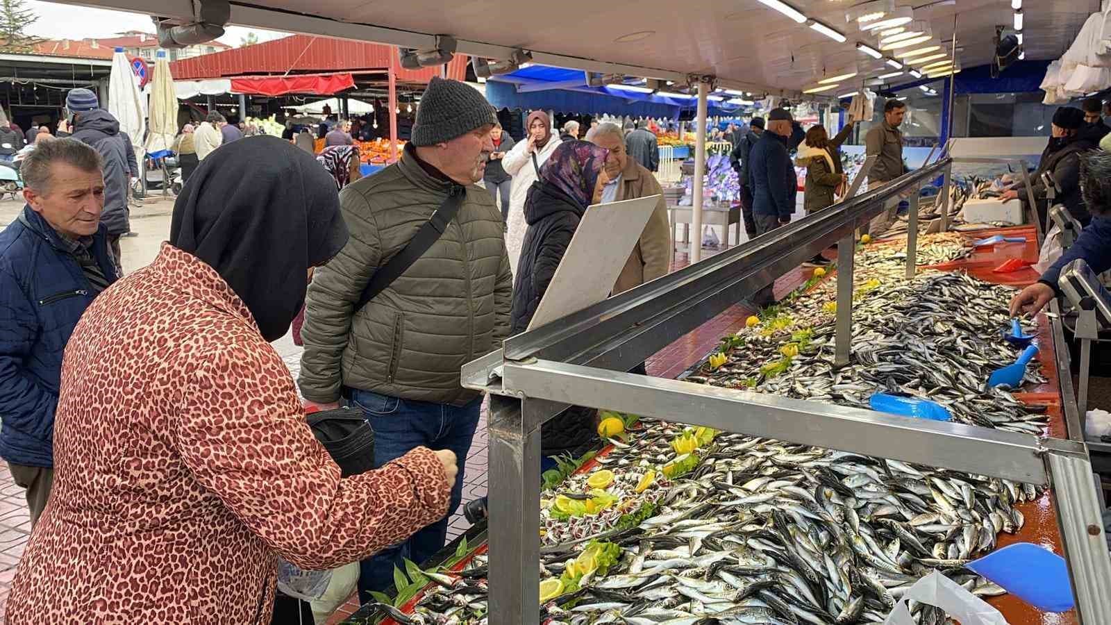 Bolu'da Hamsi Yokluğu Devam Ediyor, Vatandaşlar Diğer Balıklara Yöneldi