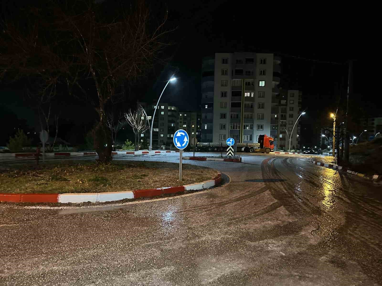 Uşak'ta Sağanak Yağış Sonrası Dolu Yağışı Etkili Oldu