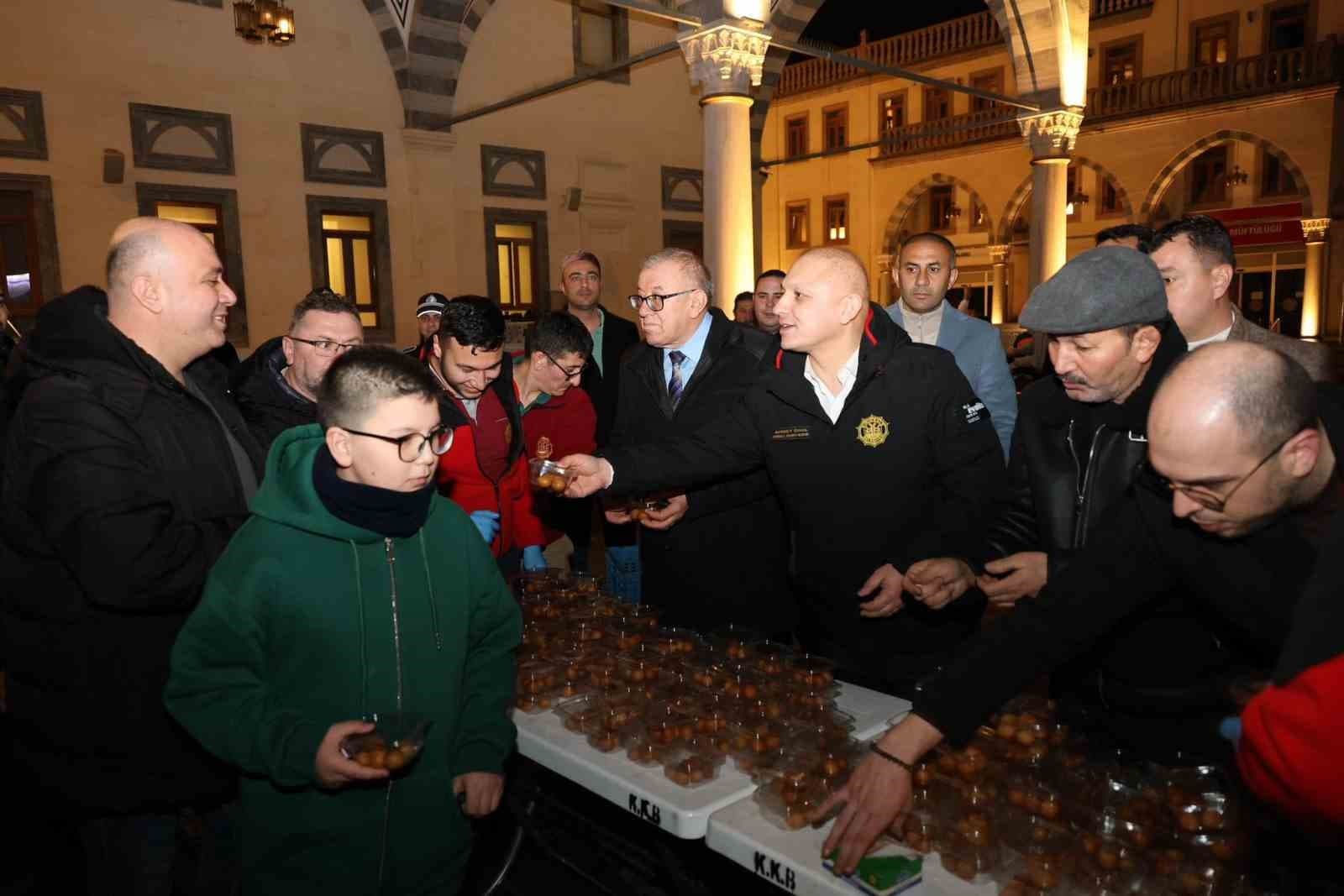 Başkan Önal, Berat Kandili’nde lokma dağıttı