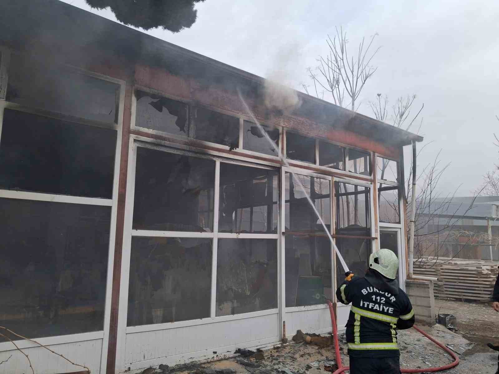 Burdur'da Mobilya İmalathanesinde Yangın Çıktı