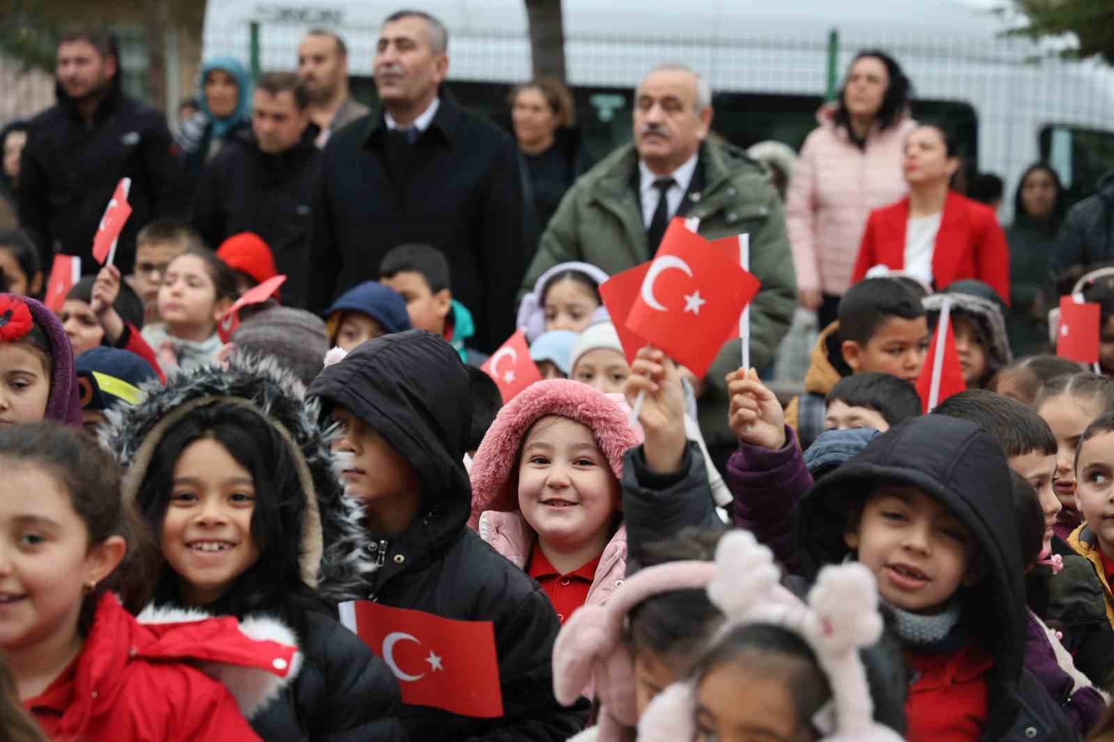 Öğrenciler, Türk bayraklarıyla karşılandı