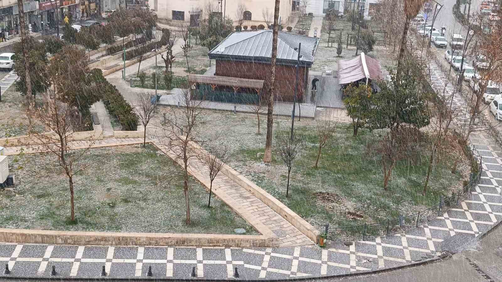 Şanlıurfa'da Dolu Yağışı Sürücülere Zor Anlar Yaşattı