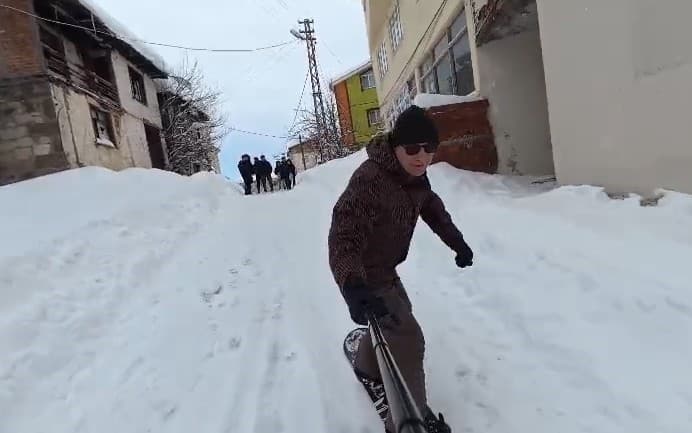 Başçiftlik'te Kayak Keyfi: Dayı-Yeğen Snowboard Yaptı