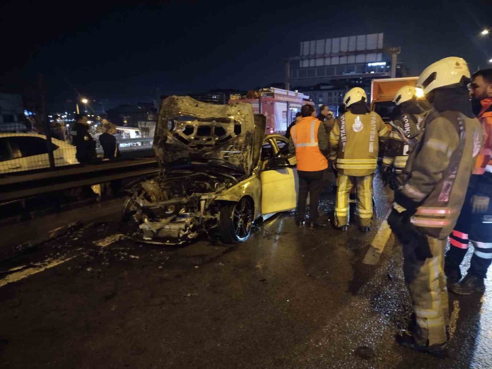 Kadıköy'de hareket halindeki araçta yangın çıktı