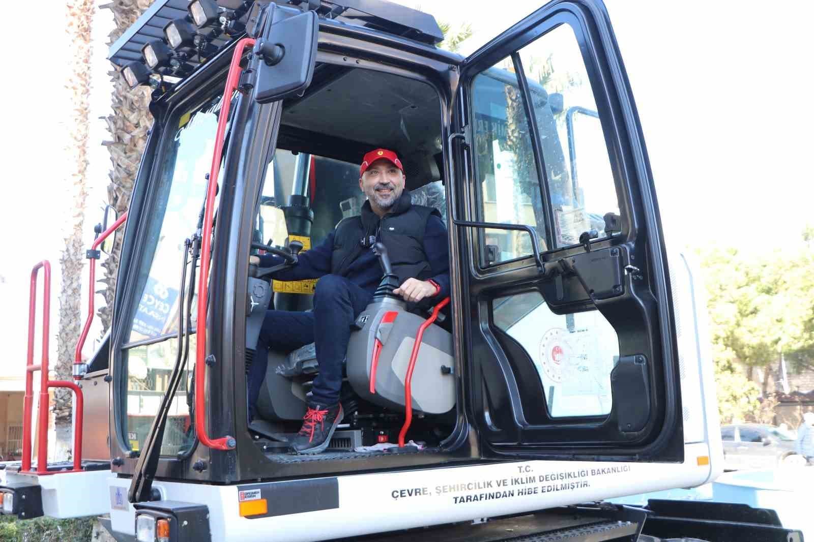 Söke Belediyesi'ne Yeni 15 Tonluk Ekskavatör Kazandırıldı