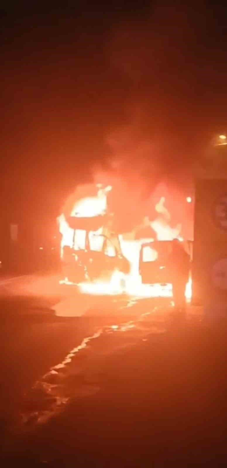 İki aracın çarpışması sonucu yangın çıktı: 2 kişi yaralandı