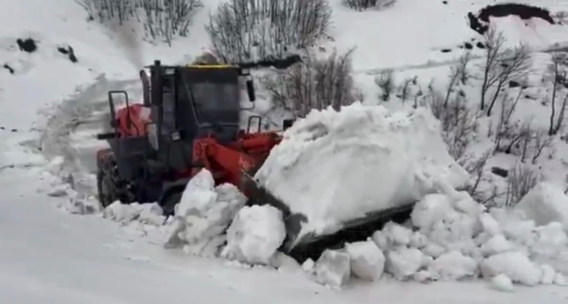 Yedisu'da kar kalınlığı 1 metreyi geçti, ekipler yolları açmak için çalışıyor