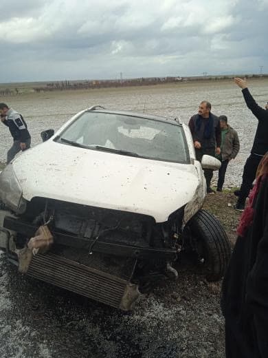 Dolu yağışı trafik kazasına yol açtı: 2 kişi yaralandı