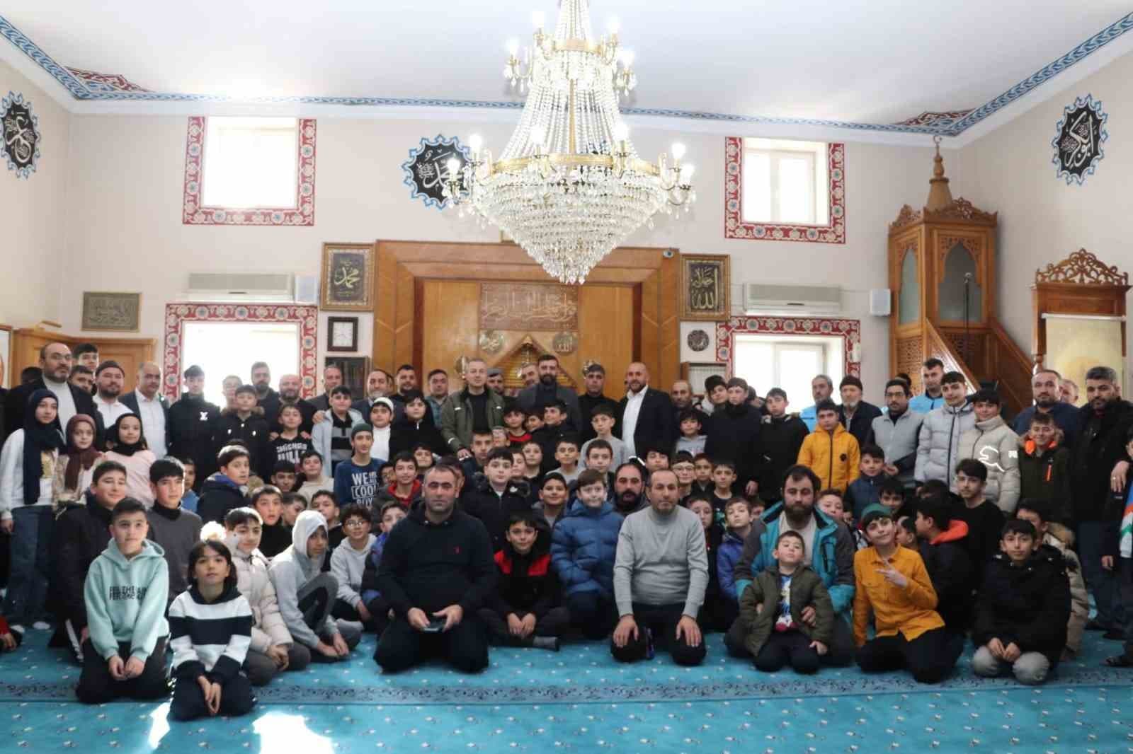 Namazlarını Düzenli Kılan Öğrencilere Ödül Verildi