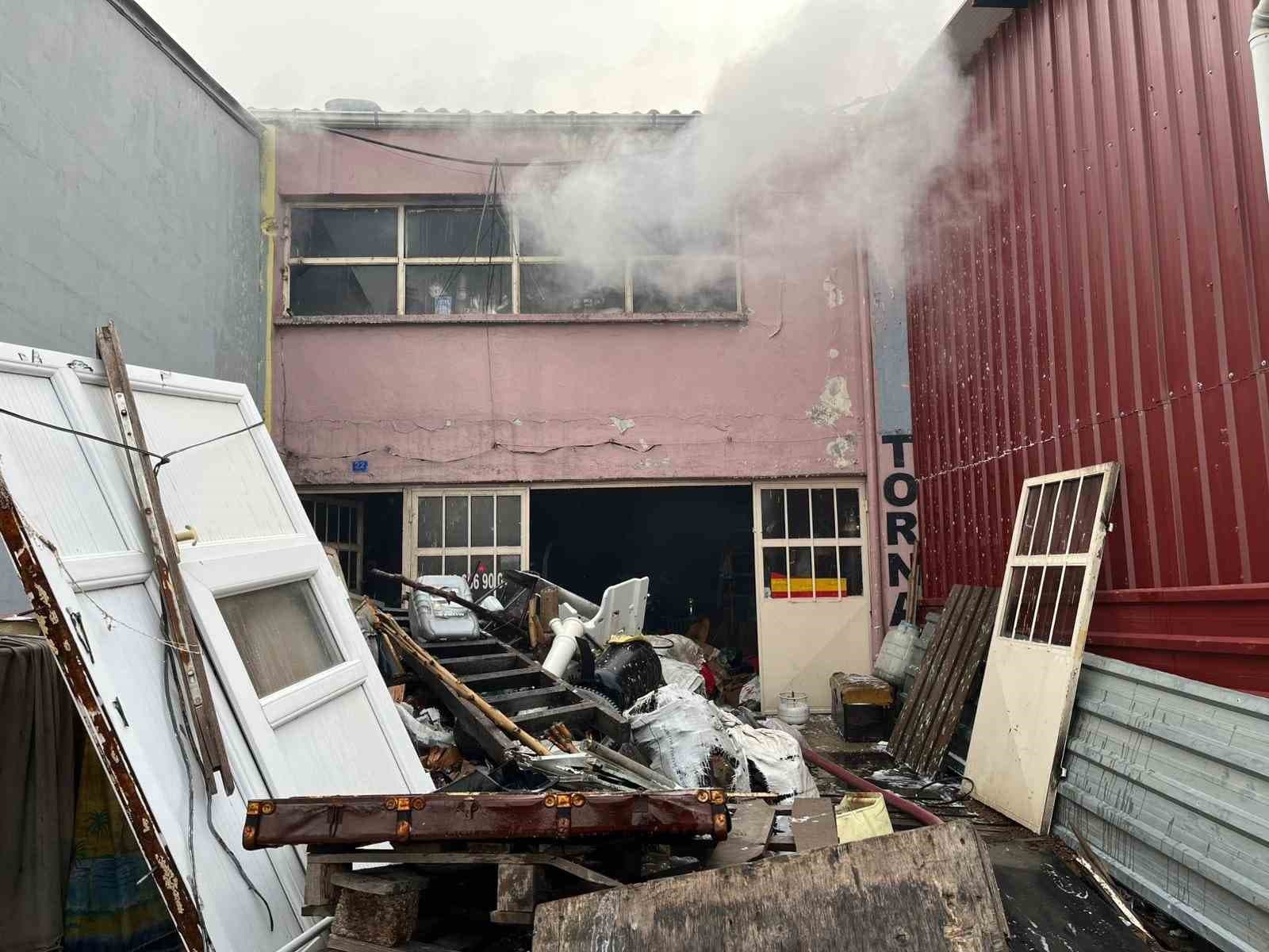 Gediz'de Torna Atölyesinde Yangın Çıktı