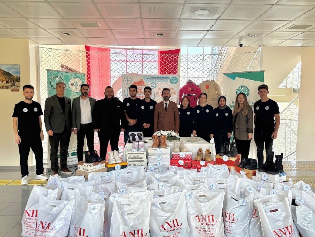 Burhaniye'de İhtiyaç Sahibi Öğrencilere Kışlık Yardım Yapıldı