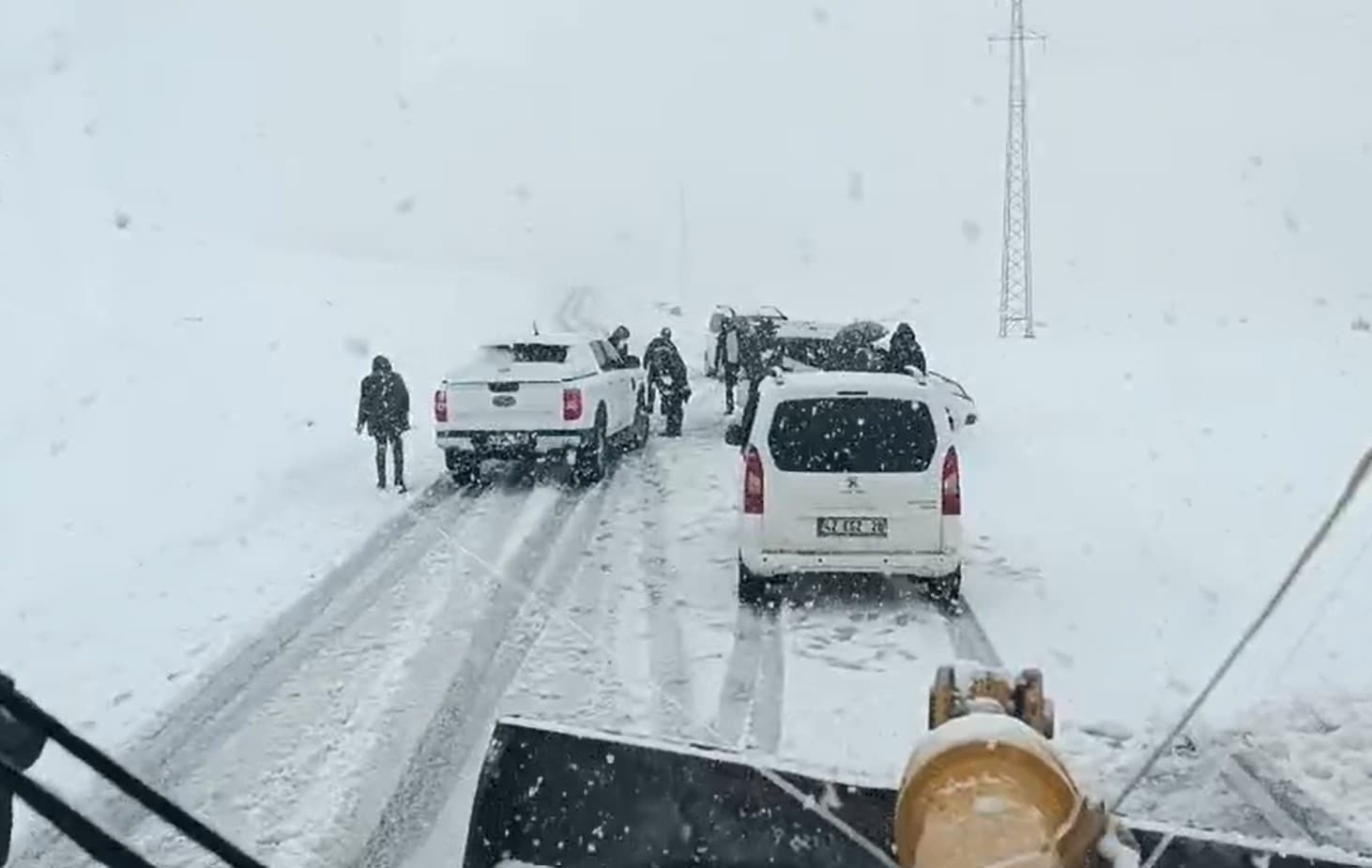 Muş'ta Fırtına Nedeniyle Mahsur Kalan 3 Araç Kurtarıldı
