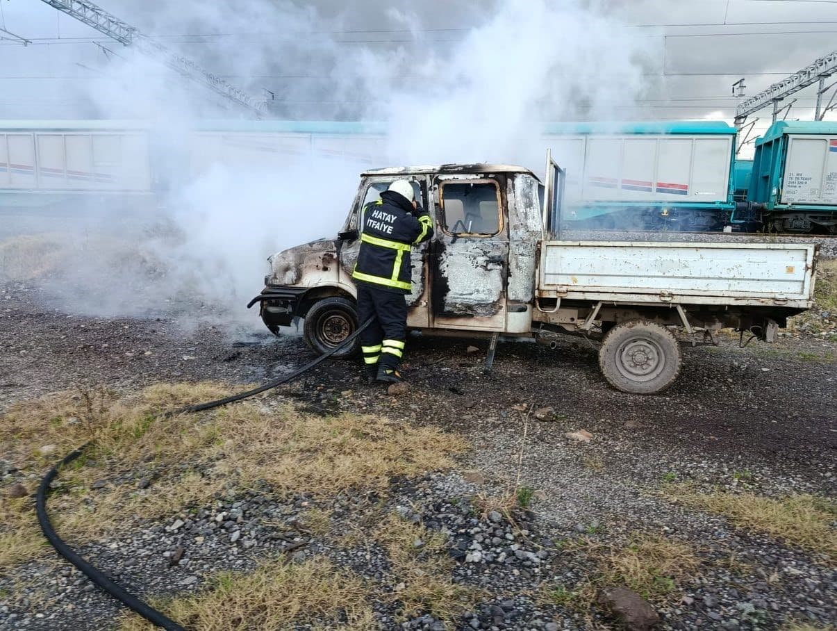 Payas'ta park halindeki kamyonet yandı