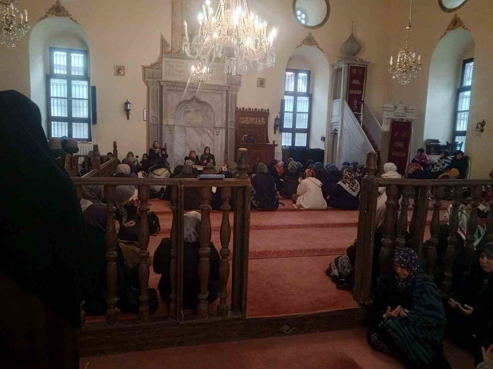 Kadınlara Berat Gecesi'nin Faziletleri Anlatıldı