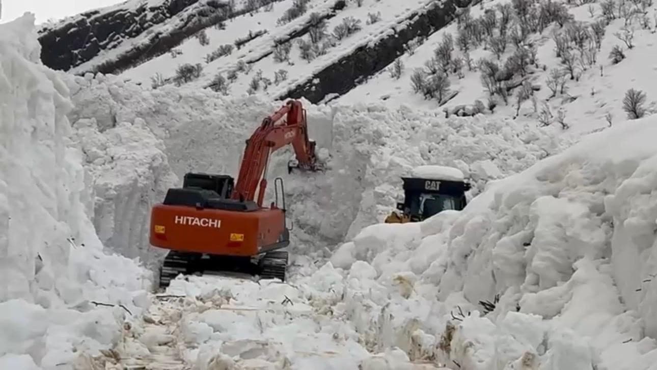 Beytüşşebap'ta Çığ Tehlikesi: Karla Mücadele Devam Ediyor
