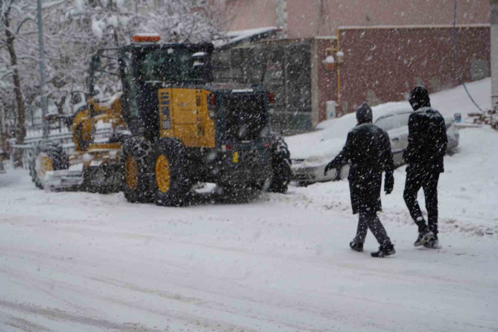 Bayburt’ta Yoğun Kar Yağışı Devam Ediyor