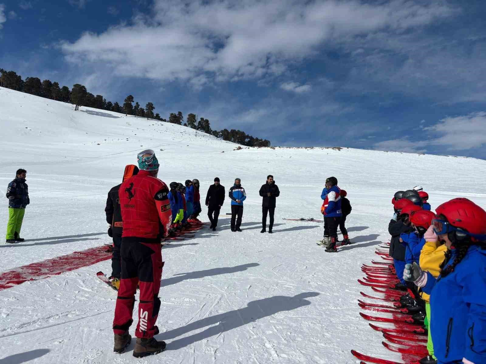 Susuz Kaymakamı Tutal, Kayak Eğitimi Alan Öğrencilere Moral Ziyareti Gerçekleştirdi
