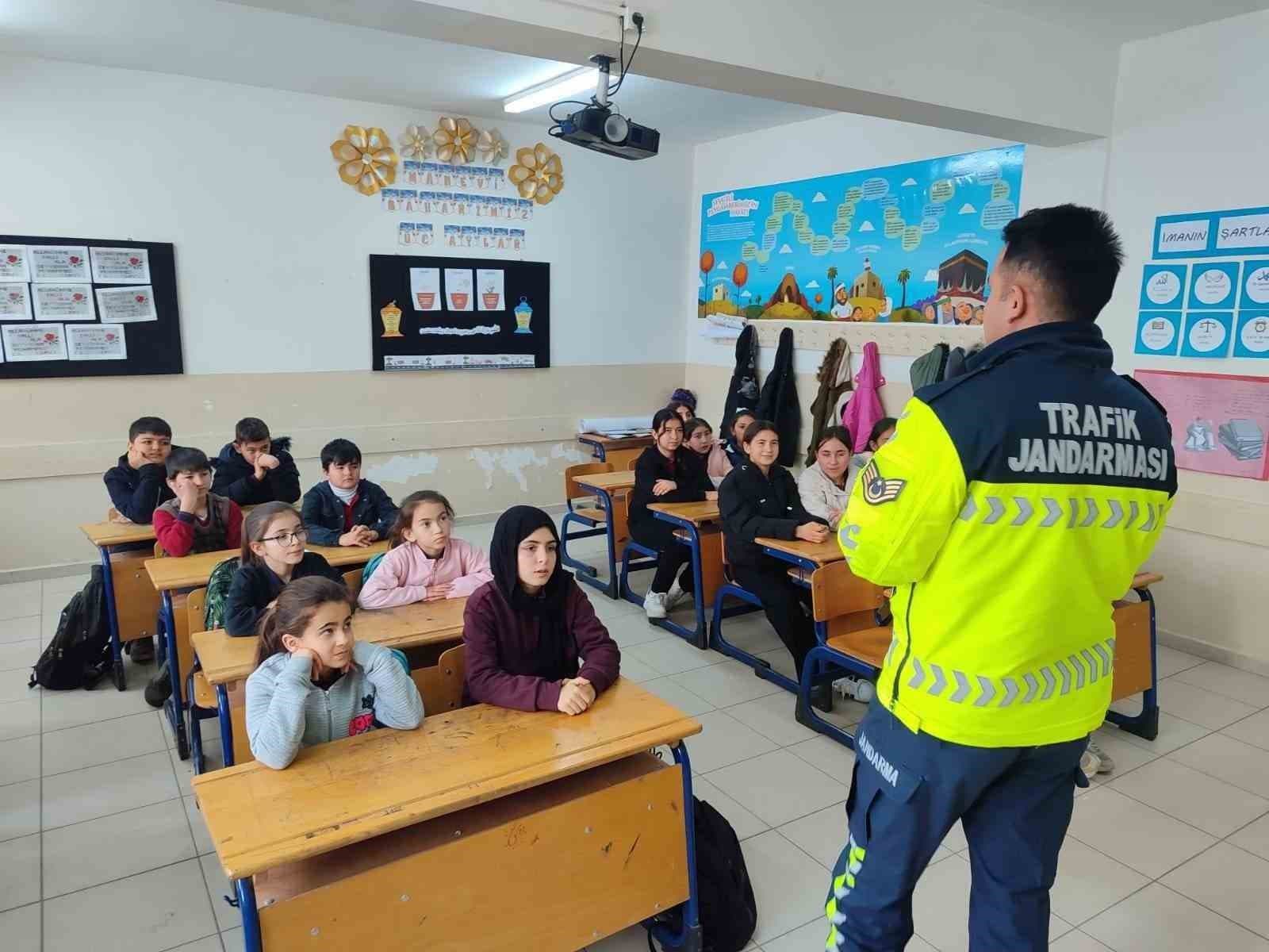 Jandarma, Öğrencilere ve Öğretmenlere Trafik Güvenliği Eğitimi Verdi