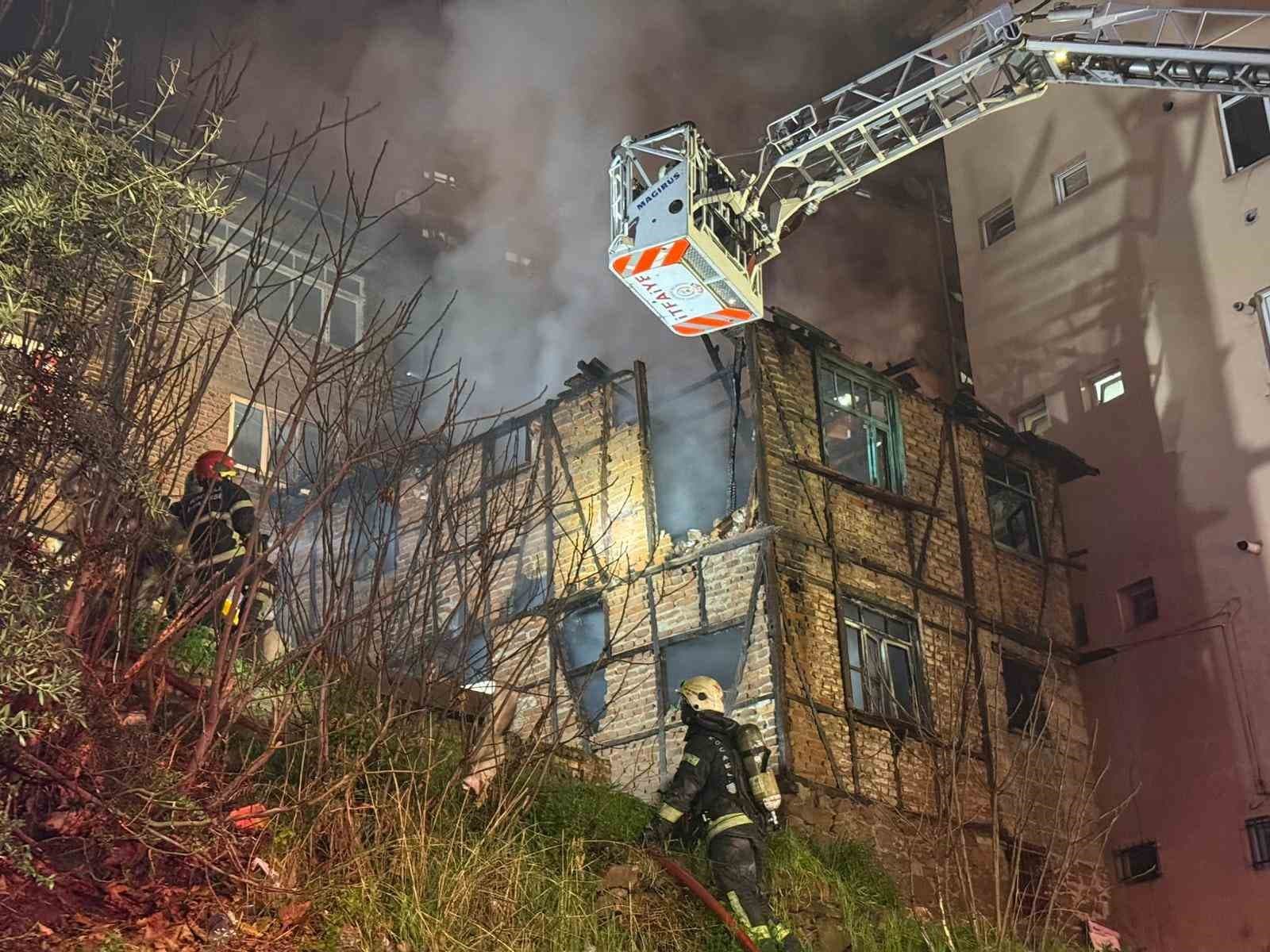 Kocaeli'de Yangın: İki Katlı Ahşap Bina Küle Döndü