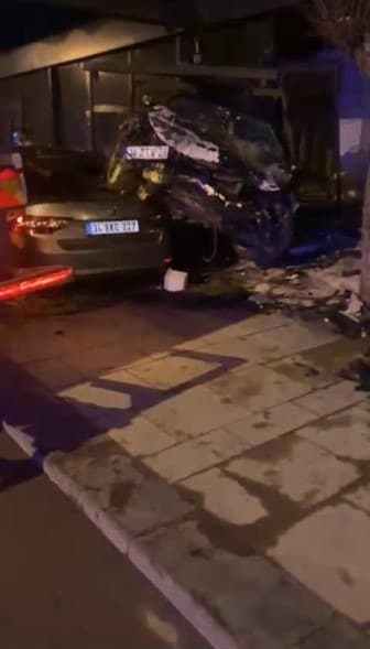 Sultanbeyli'de otomobil, araçların üzerinden geçerek iş yerine girdi: Sürücü yakalandı