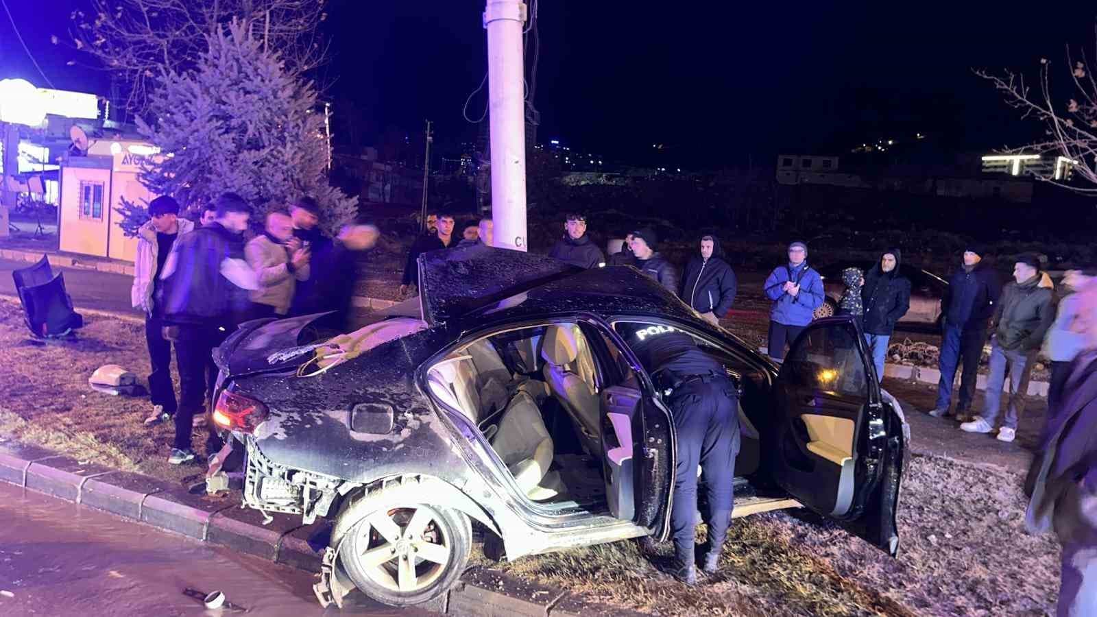 Kontrolden çıkan araç trambüs direğine çarptı: 1 kişi ağır yaralı