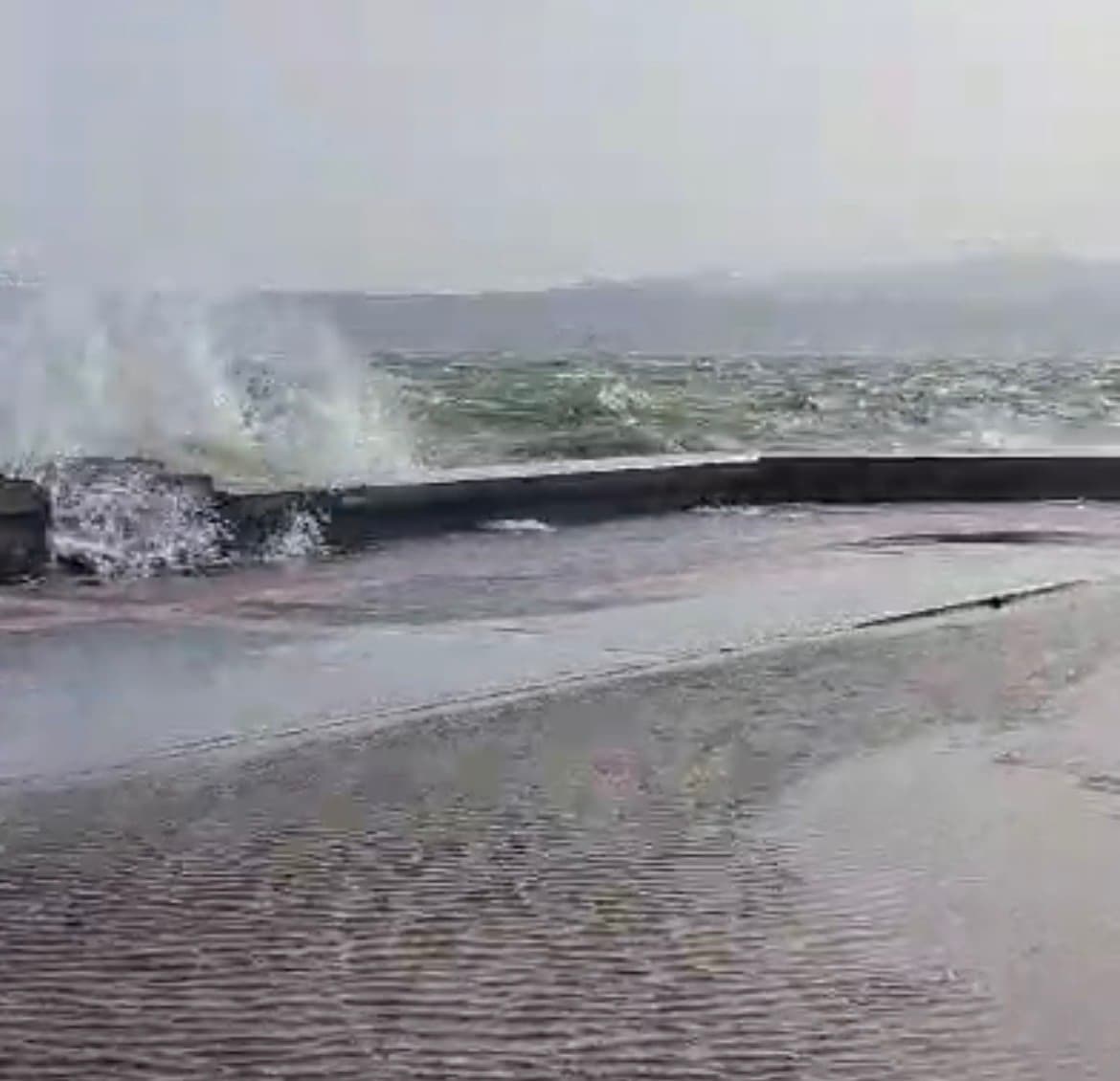 İzmir'de Fırtına Nedeniyle Sahil Yolları Su Altında Kaldı
