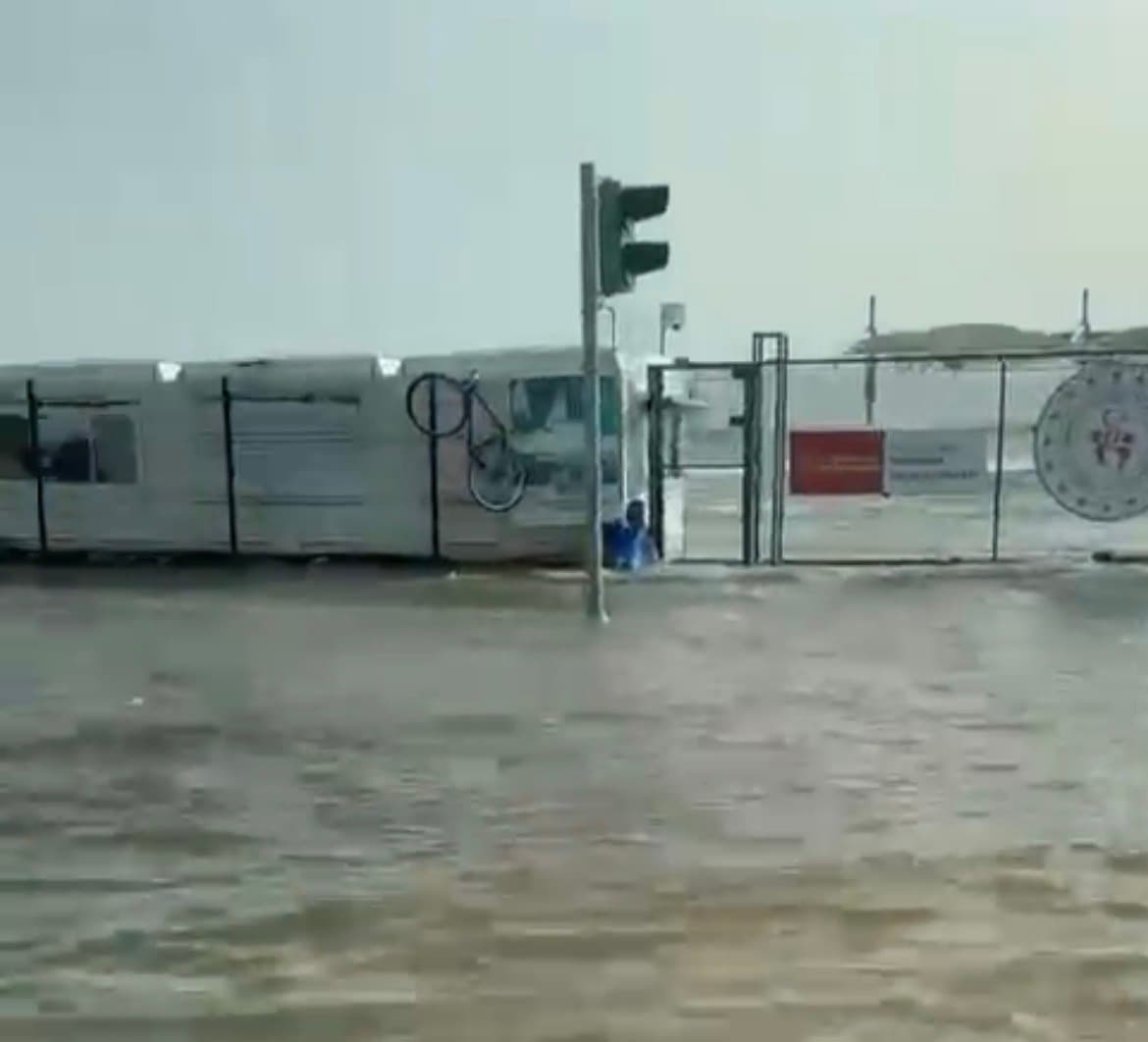 İzmir'de Fırtına Nedeniyle Sahil Yolları Su Altında Kaldı