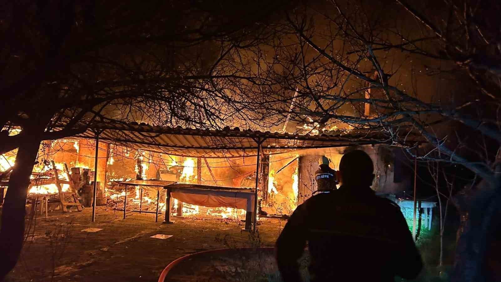 Menteşe'de Eski Bir Evde Yangın Çıktı