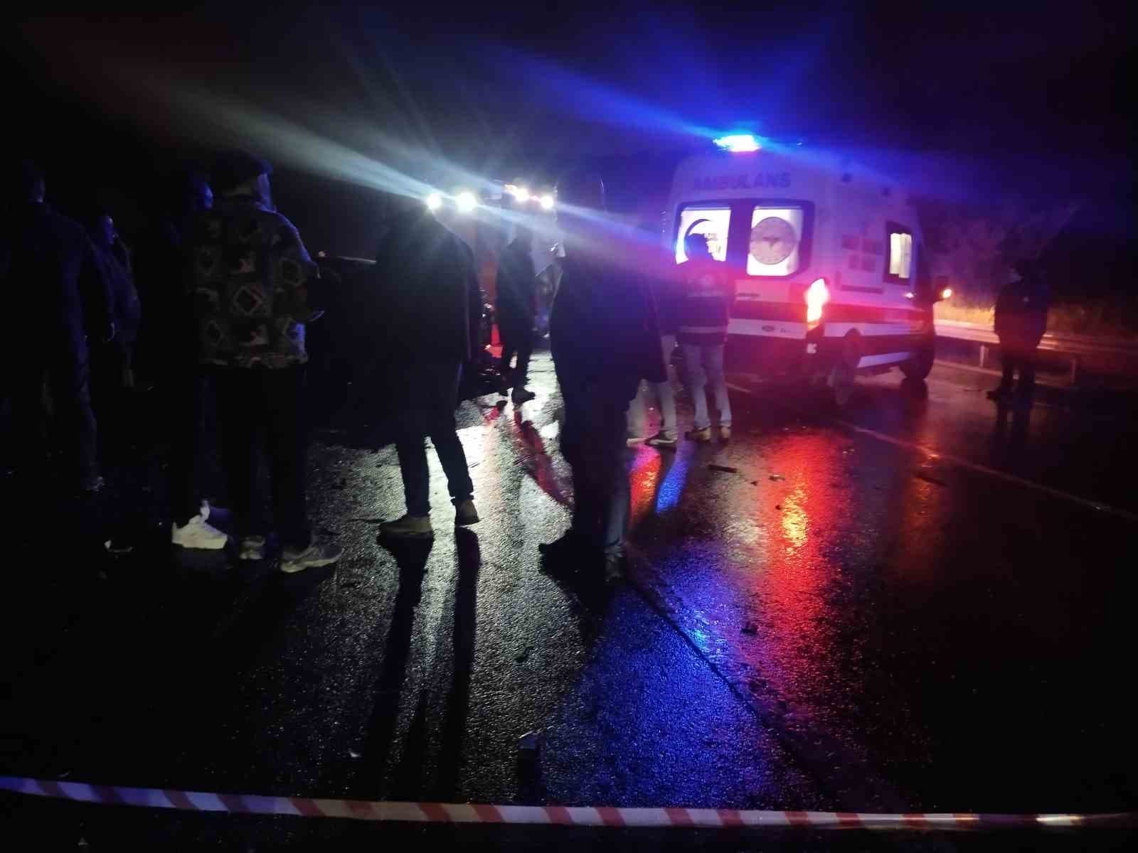 Beykoz'da iki aracın kafa kafaya çarpışması sonucu 1 kişi hayatını kaybetti, 5 kişi yaralandı