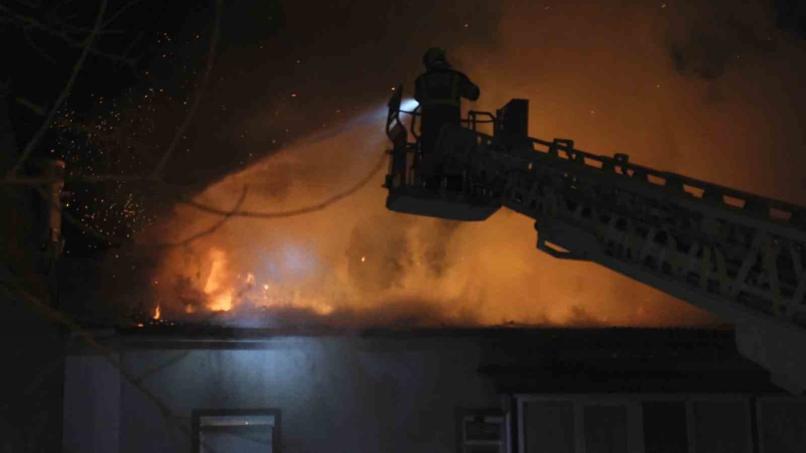 Karaman'da Çatı Yangını: 3 Kişi Dumandan Etkilendi