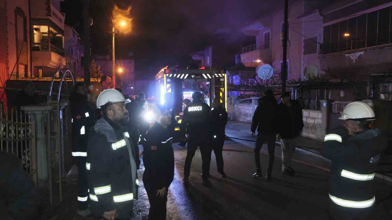 Karaman'da Çatı Yangını: 3 Kişi Dumandan Etkilendi