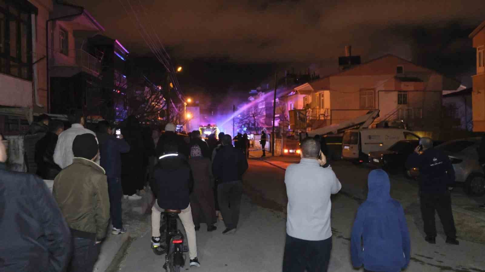 Karaman'da Çatı Yangını: 3 Kişi Dumandan Etkilendi