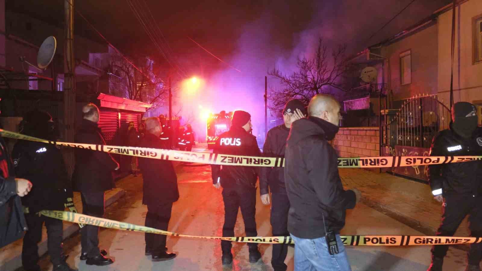 Karaman'da Çatı Yangını: 3 Kişi Dumandan Etkilendi