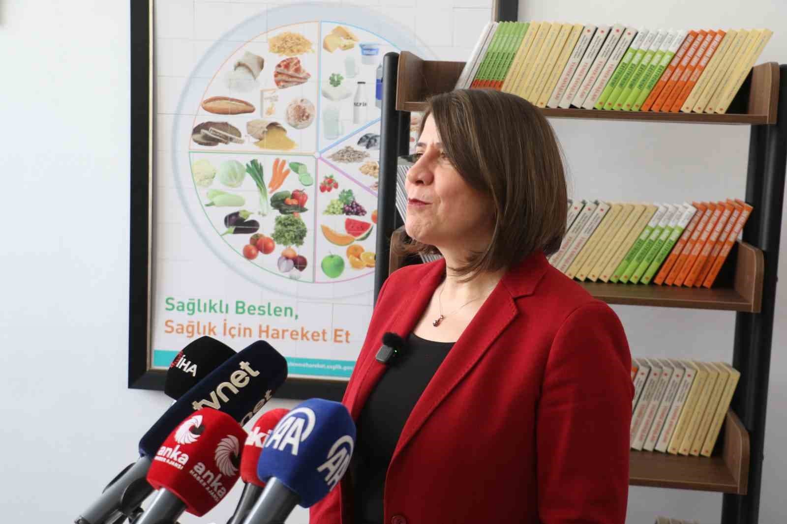 Uzman uyarıyor: Ramazan'da sağlıklı beslenmenin temel unsurları sahur ve iftar ile ara öğünlerin eklenmesidir.