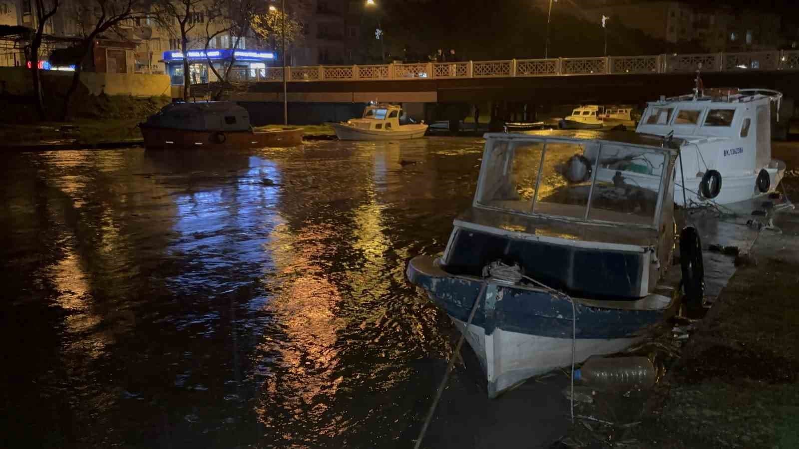 Atikhisar Barajı su seviyesinin yüzde 100'e ulaşması sonrası Sarıçay'da taşkınlar meydana geldi