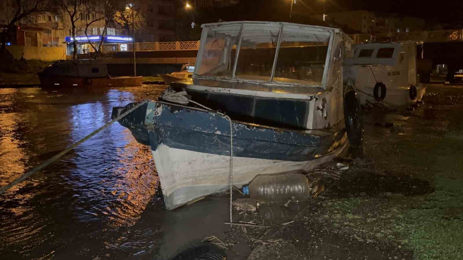 Atikhisar Barajı su seviyesinin yüzde 100'e ulaşması sonrası Sarıçay'da taşkınlar meydana geldi
