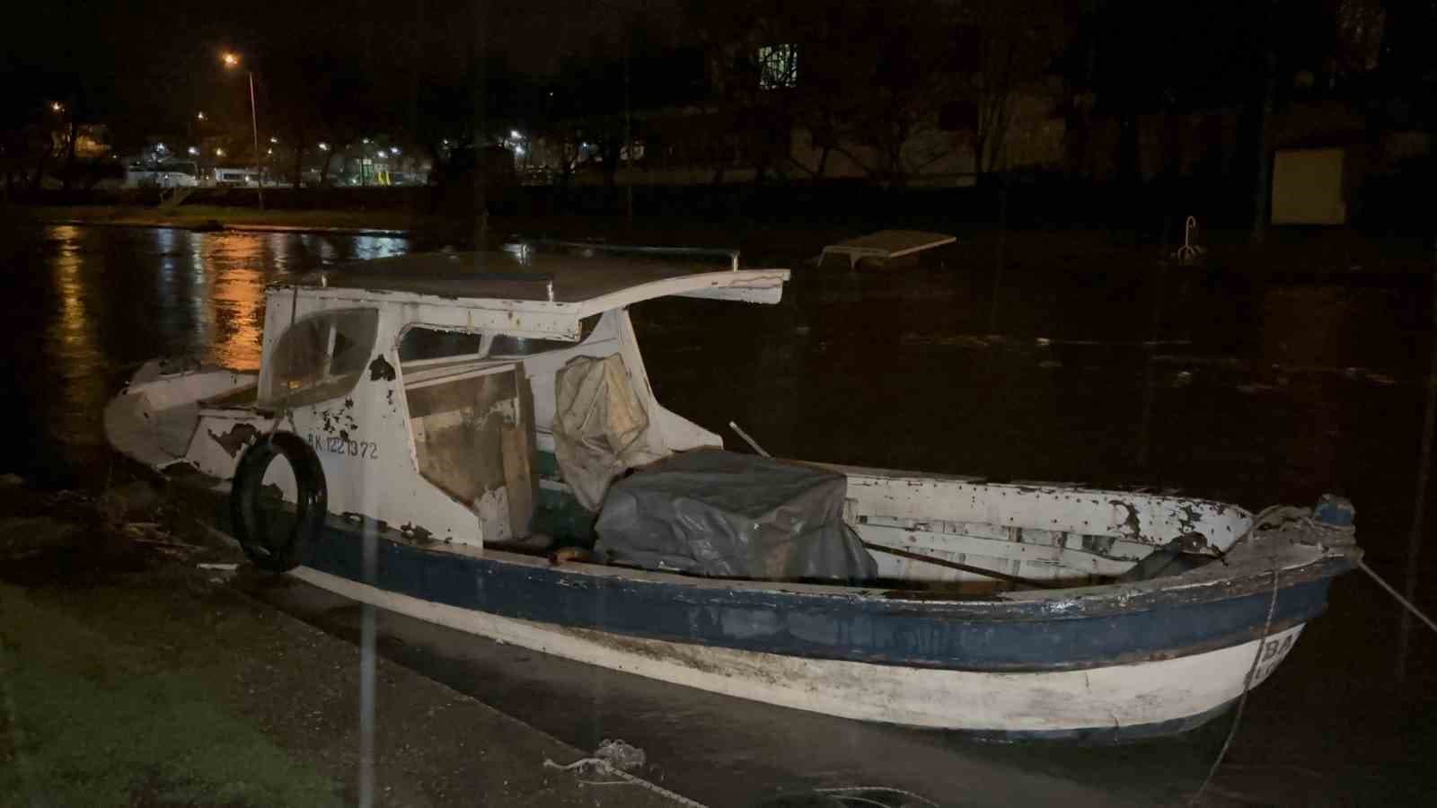 Atikhisar Barajı su seviyesinin yüzde 100'e ulaşması sonrası Sarıçay'da taşkınlar meydana geldi