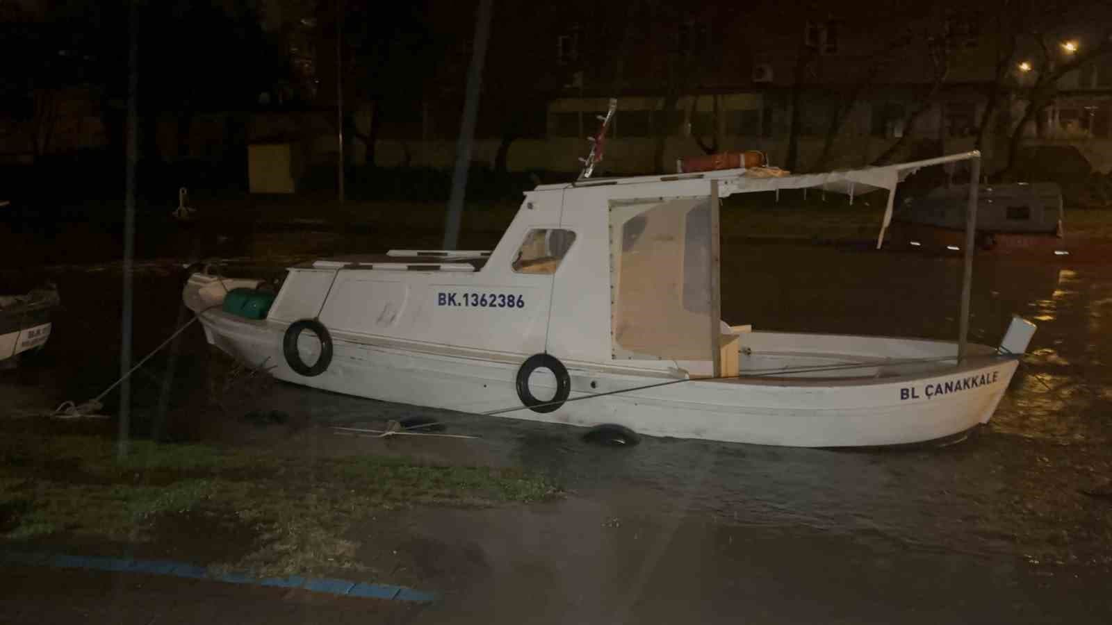 Atikhisar Barajı su seviyesinin yüzde 100'e ulaşması sonrası Sarıçay'da taşkınlar meydana geldi