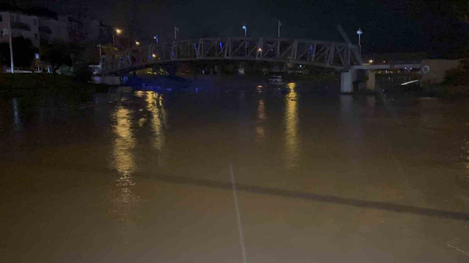Atikhisar Barajı su seviyesinin yüzde 100'e ulaşması sonrası Sarıçay'da taşkınlar meydana geldi